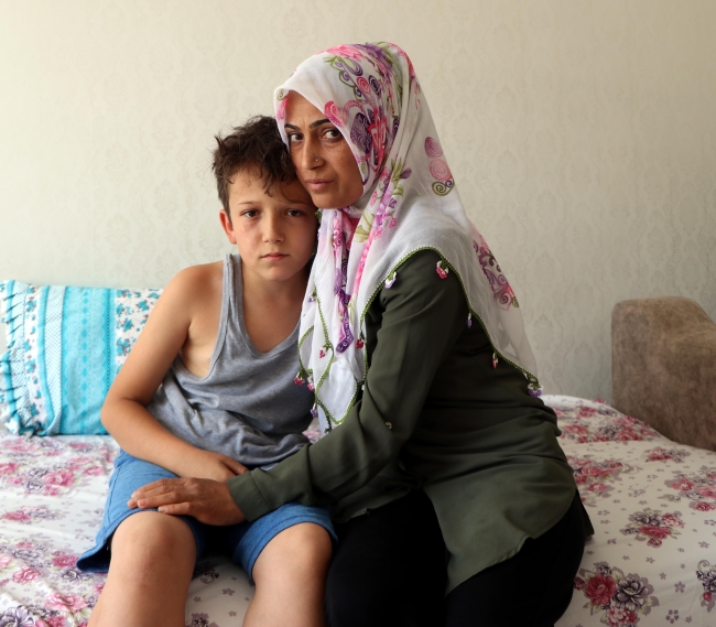 Komşularının çocuğunu darbeden aile kamerada