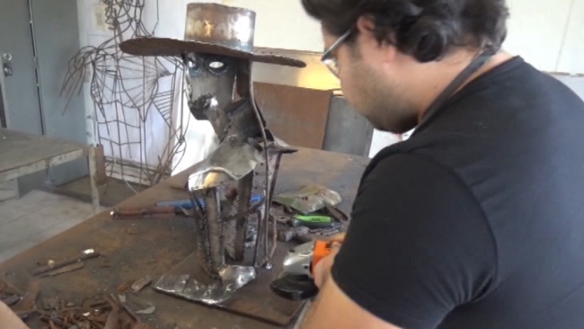 Üniversite öğrencisi hurda malzemeleri sanat eserine dönüştürüyor