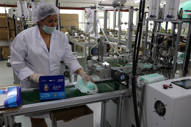 Ümraniye'de bir fabrikada maskeler el değmeden üretiliyor