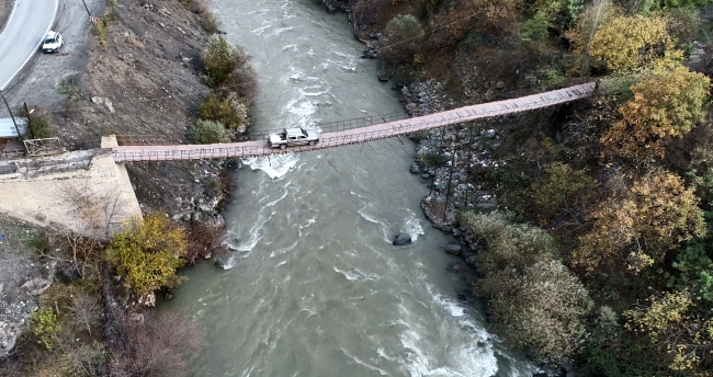 Artvin Irmakyanı köyünün tek girişi asma köprü