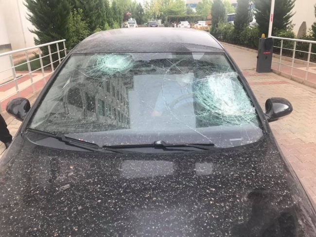 Çatıya yıldırım düştü, kopan parçalar araçlara zarar verdi