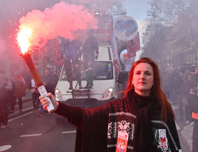 Fransa'da işçi emekli ve memurlar da sokağa çıktı