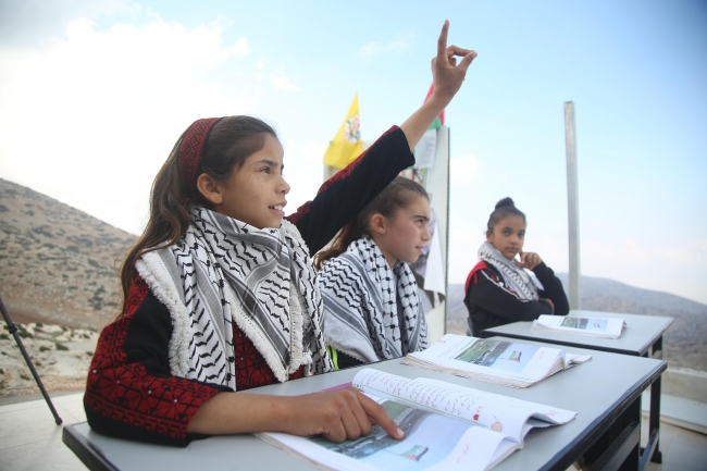 Filistinli öğrenciler İsrail ihlalleri altında eğitimlerini sürdürüyor