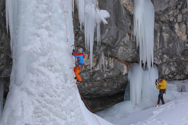 Erek Dağı'ndaki buz şelalesi ünlü dağcıları ağırlıyor
