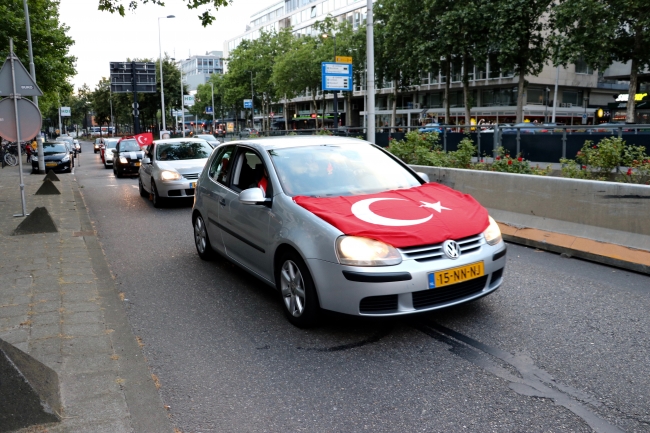 Hollanda Türklerin seçim sevincini kaldıramadı