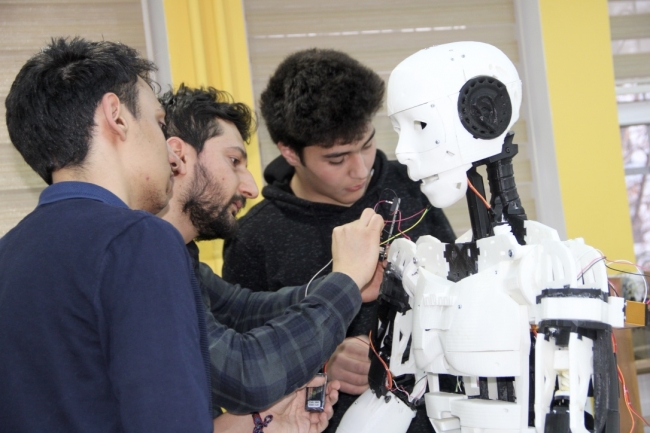 İnsansı robot "Yiğido" nişan alıp atış yapabiliyor