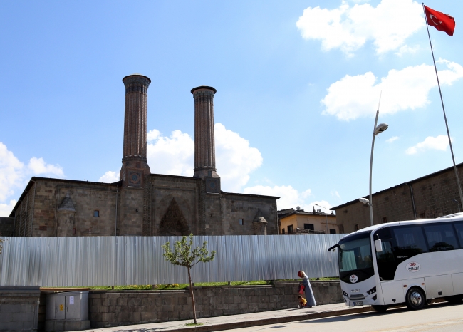 764 yıllık Çifte Minareli Medrese'de çevre düzenlemesi