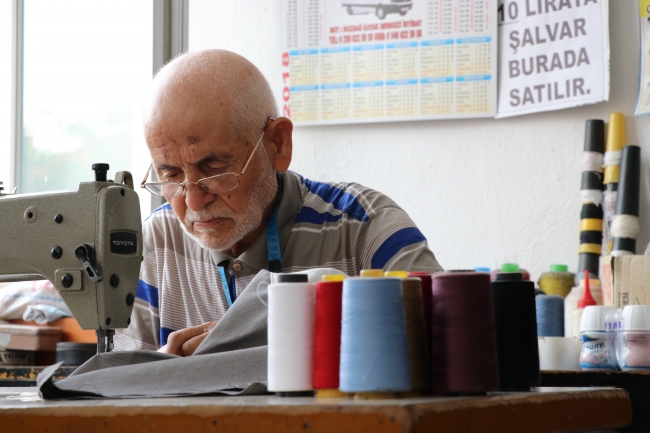 80 yıldır aynı ilçede terzilik yapıyor