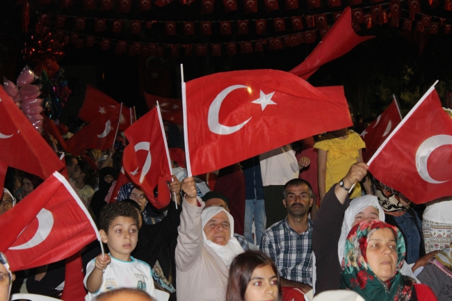 Milyonlar şehitler için meydanlara indi