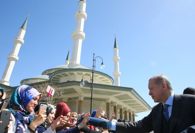 Cumhurbaşkanı Erdoğan cuma namazı sonrası vatandaşlarla sohbet etti