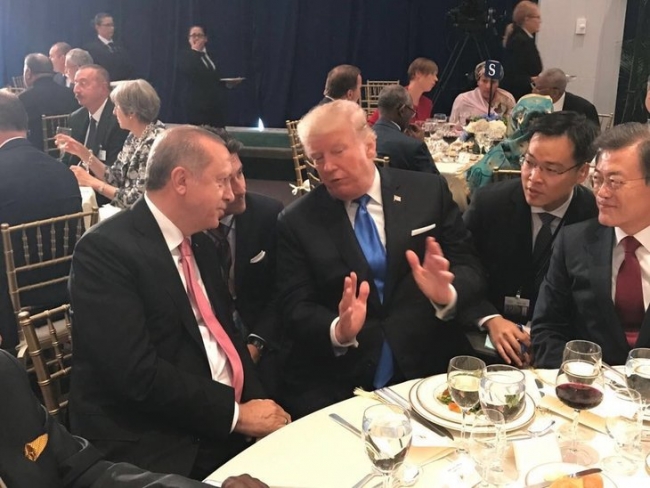 Cumhurbaşkanı Erdoğan ile Trump yemekte sohbet etti