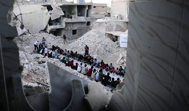 Suriye'de molozlar arasında iftar