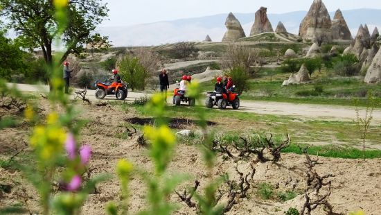 Kapadokya'da bahar güzelliği büyülüyor