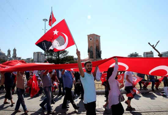 Darbe girişimi Taksim Meydanı'nda protesto edildi