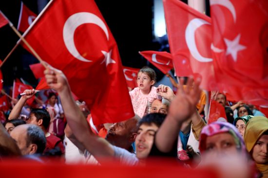 Meydanlarda 'demokrasi nöbeti' devam ediyor