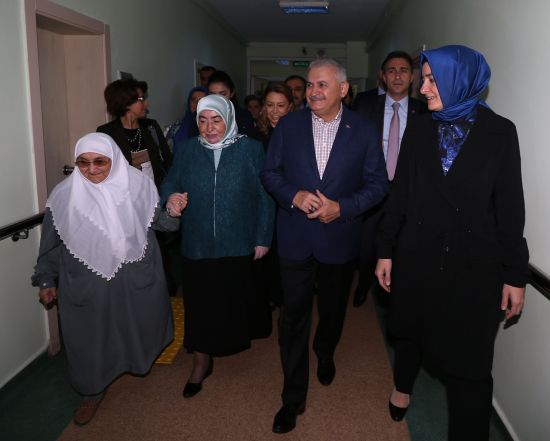 Başbakan Yıldırım, huzurevinde kalan yaşlıları ziyaret etti