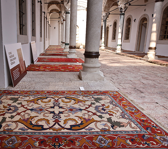 Saraybosna camilerinin asırlık seccadeleri