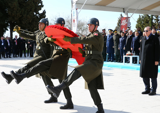 Devlet erkanı Şehitler Abidesi'nde düzenlenen törene katıldı