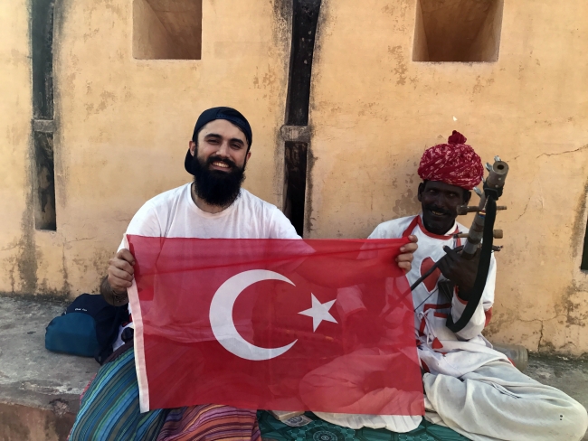 Otostopla dünya turuna çıktı; 21 ülkeyi gezdi