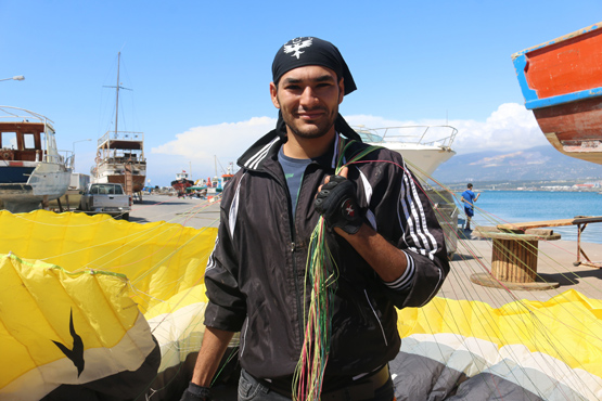 Türbülansa giren paraşütçü balıkçı teknesine indi
