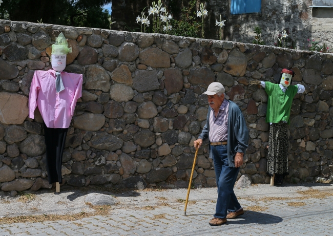 Urla'da sokaklar "bostan korkuluğu"