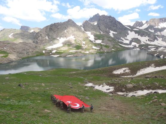 Mehmetçik, İkiyaka Dağları'nda dev Türk bayrağı açtı