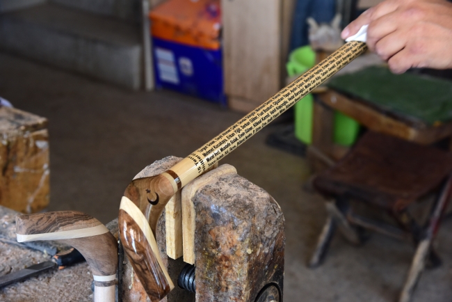 249 şehidin ismini bastona işledi