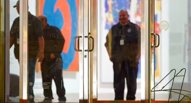 Kız arkadaşına kızdı, 5 milyon dolarlık antik Yunan eserlerini kırdı