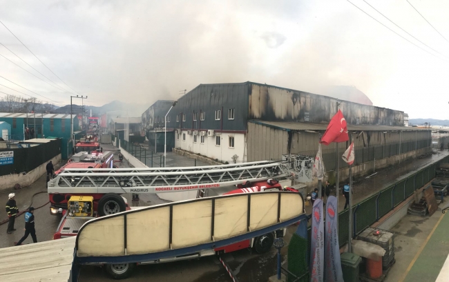 İzmit'te kağıt deposunda çıkan yangın kontrol altına alındı