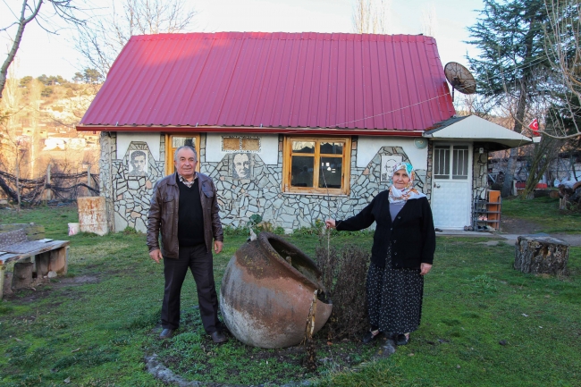 Isınmak için apartmandan çıkıp samandan ev yaptılar