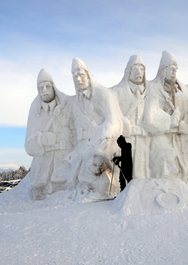 Kardan heykeller Kars'ta kayak merkezinde ilgi odağı oldu