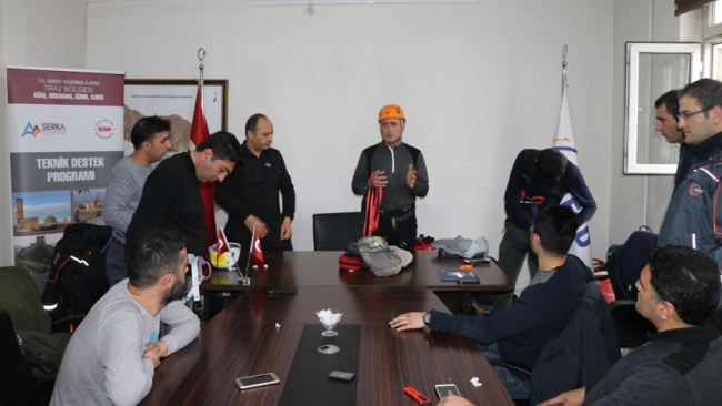 Dağcılar tecrübelerini AFAD görevlilerine aktarıyor