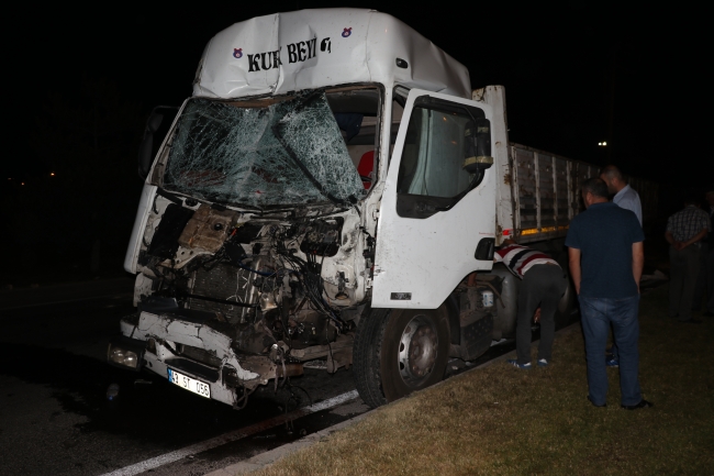 Tırla çarpışan yolcu otobüsü devrildi: 1 ölü, 13 yaralı