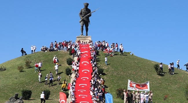 Dumlupınar Şehitliği'ne ziyaretçi akını