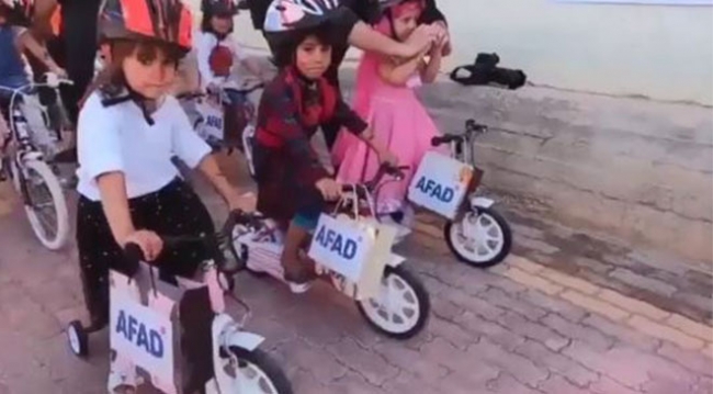 İdlibli yetimlerin bisiklet sevinci