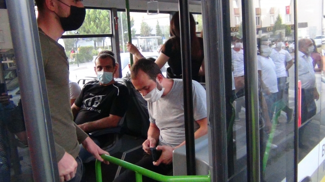 Maske takmayan yolcuyu polis noktasına götürüp ihbar etti