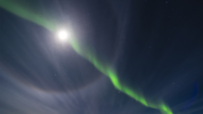 Ay ve Kuzey Işıkları. Çekim yeri: Finlandiya / Fotoğraf: Mustafa Aydın