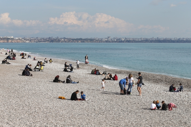 Antalya’da ocak ayında hava sıcaklığı 17, deniz suyu sıcaklığı 19 derece ölçüldü. Fotoğraf: AA