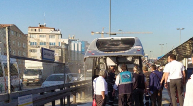 Metrobüste yangın seferleri aksattı