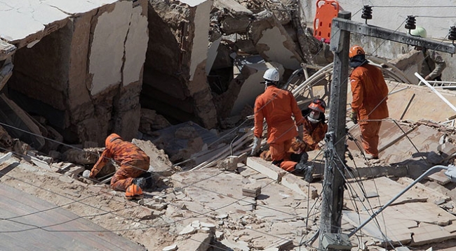 Brezilya'da 7 katlı bina çöktü