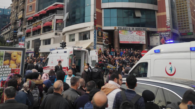 Onuncu kattan atladı, caddede yürüyen kişinin üzerine düştü