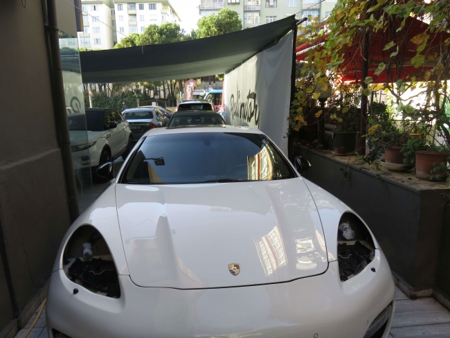 Lüks otomobilden 10 saniyede far hırsızlığı