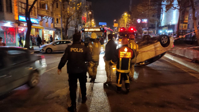 Turistin binmeye çalıştığı taksiye otomobil çarptı: 3 yaralı