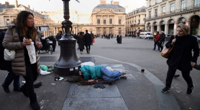 Notre Dame dışındaki evsizlerin isyanı: Bizim de çatıya ihtiyacımız var