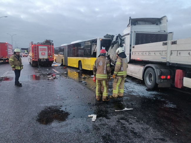 İETT otobüsü, tır ve yol bakım aracı birbirine girdi: 2 ölü, 2 yaralı