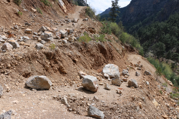 4 öğretmenin öldüğü bölgedeki yola yine kaya düştü