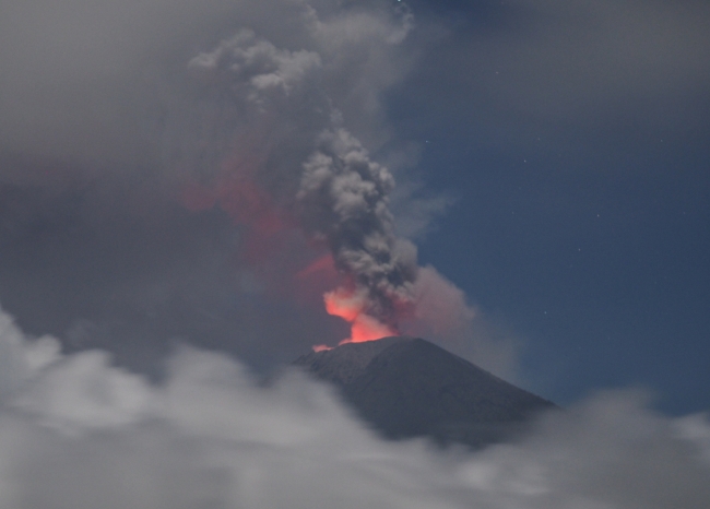 Bali'de Agung Yanardağı'nda patlama