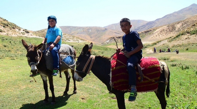 Göçerler bayramı yaylalarda geçiriyor