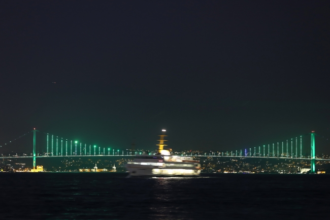 İstanbul'un sembolleri yeşile büründü
