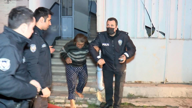 Fatih'te çıkan yangında mahsur kalan 4 kişi kurtarıldı